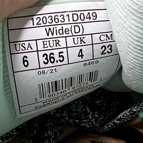 Brooks Cascadia 16 Trail Running Shoes in Black Ebony Yucca WIDE Width - Picture 9 of 9